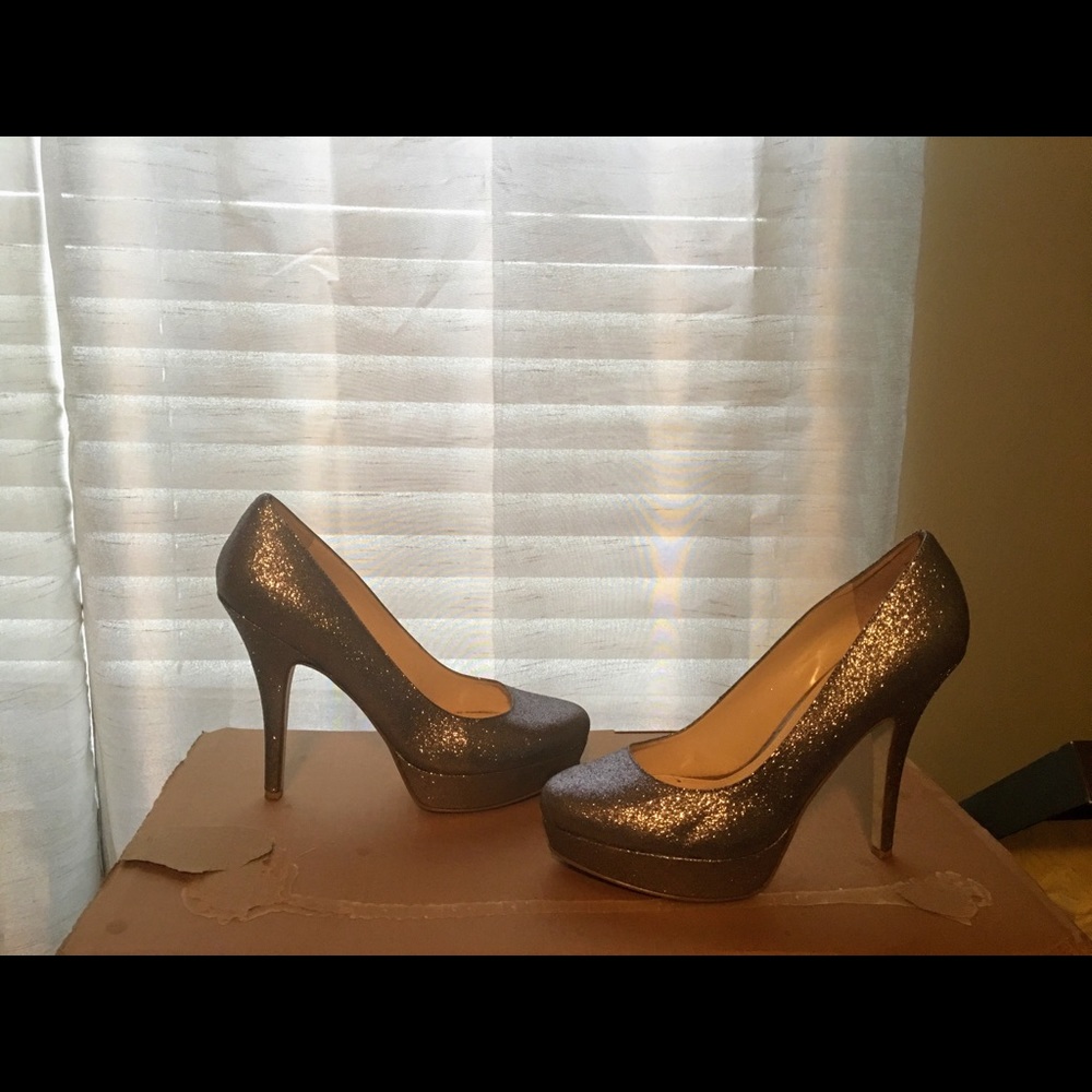 Enzo Angiolini Silver Pumps